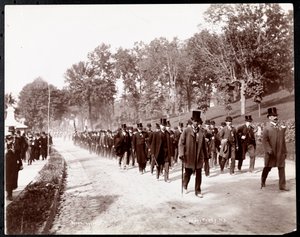 Katonai felvonulás egyenruhás férfiakkal cilinderben Dobbs Ferryben, New Yorkban, 1898 (ezüst zselatin minta)